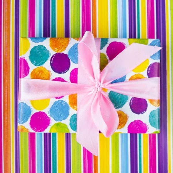 Scatola colorata con design multisensoriale, caratterizzata da texture in rilievo e finiture lucide per un'esperienza d'acquisto coinvolgente.