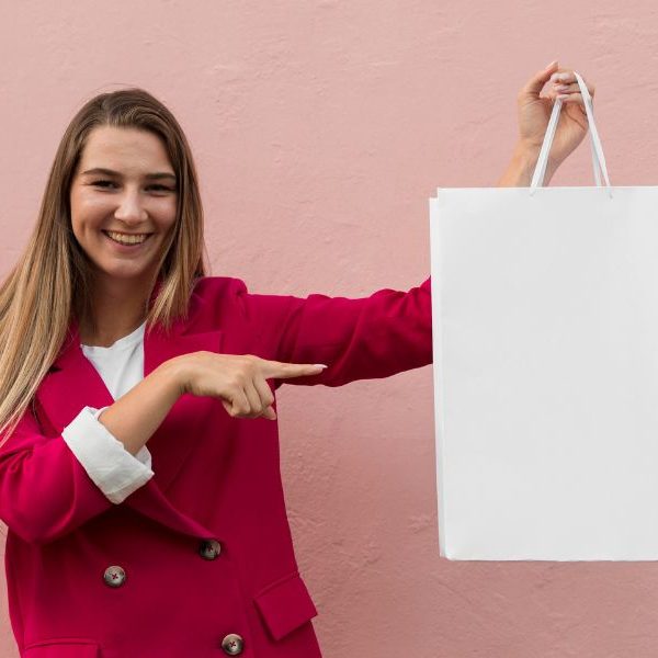 Un esempio di shopper bianca pronta per diventare una delle prossime shopper personalizzate di tendenza: spazio alla creatività per ogni brand.