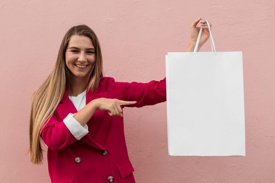 cliente-che-indossa-vestiti-di-moda-che-mostrano-la-shopper Un esempio di shopper bianca pronta per diventare una delle prossime shopper personalizzate di tendenza: spazio alla creatività per ogni brand.