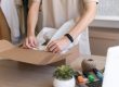 Immagine di consumatore che sperimenta packaging come primo contatto